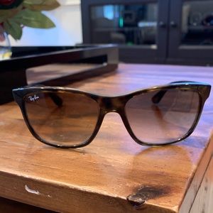 Women’s Ray Ban sunglasses